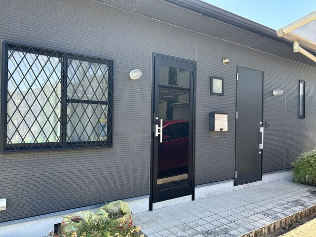 【玄関】 | 城町売家 | シックな黒い外壁がモダンな印象を与える玄関アプローチ