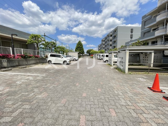 リアライズ柏Ⅱの駐車場