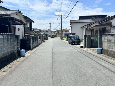 【前面道路含む現地写真】 | 田隈売家 | 前面道路広々で運転も安心！駐車場拡張も可能な平屋住宅
