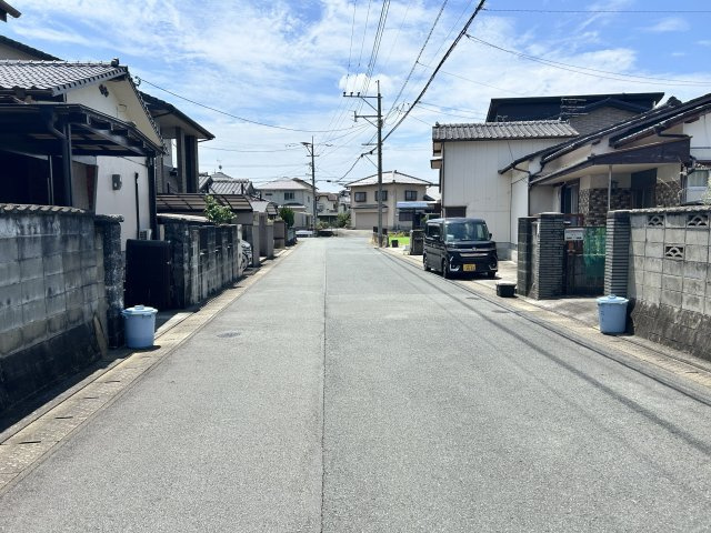 【前面道路含む現地写真】 | 田隈売家 | 前面道路広々で運転も安心！駐車場拡張も可能な平屋住宅
