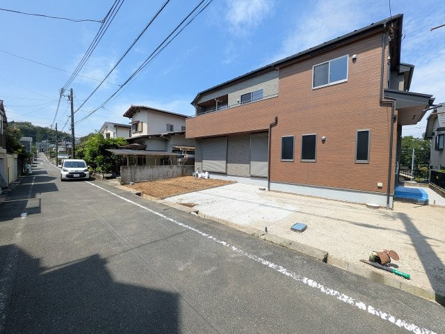 八王子市　館町　新築一戸建て（5LDK）の前面道路含む現地写真|～南東側5ｍ道路に面しています～