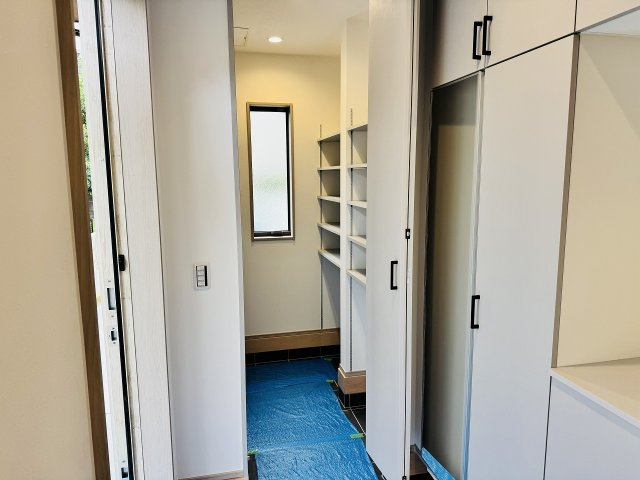 八王子市　館町　新築一戸建て（5LDK）の玄関|～シューズインクローク付き　物が溢れがちな玄関をスッキリとした状態に保てます～