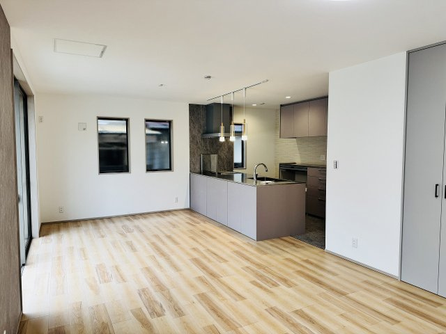 八王子市　館町　新築一戸建て（5LDK）の居間・リビング|～21.0帖の明るく開放感のあるLDK、家族団欒の時間をお過ごしいただけます～