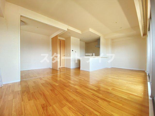 大阪市淀川区木川東２丁目の賃貸マンションの居間・リビング