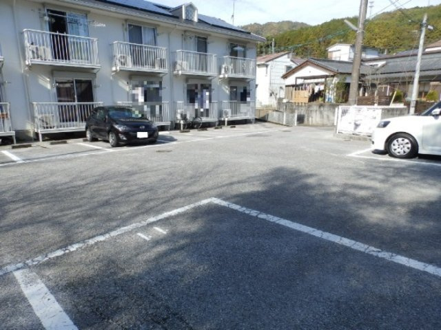 ラ･フォーレ緑ヶ丘 Ⅰ棟の駐車場|駐車場があるので、車を買う予定の方も安心です