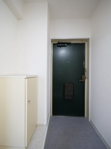 ラジール伊島の玄関|※写真は別の部屋のものです。