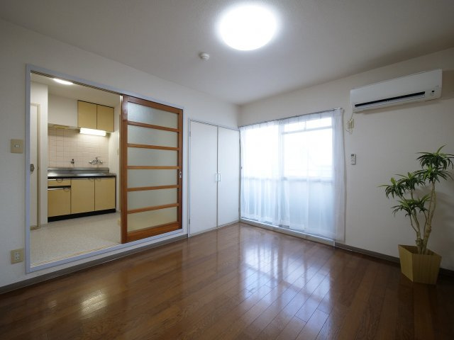 ラジール伊島の居間・リビング|※写真は別の部屋のものです。※家具・インテリアはイメージです。付帯しません。