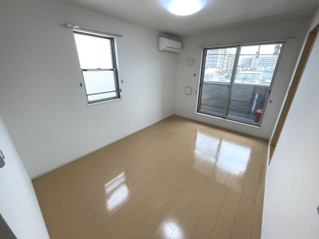 エアコン・照明付きの7.4帖の洋室です♪
