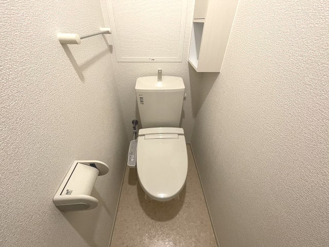温水洗浄便座付きのトイレです♪