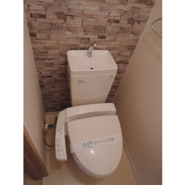 温水洗浄便座付きのトイレです♪