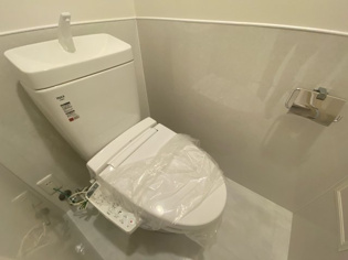 温水洗浄便座付きのトイレです♪