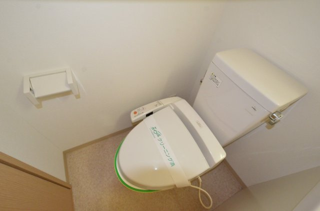 温水洗浄便座付きのトイレです♪
