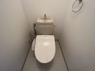 温水洗浄便座付きのトイレです♪