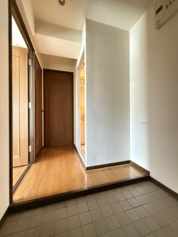 ヤヨイビルの玄関
