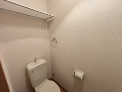 【トイレ】 | ツイン・レジデンス | コンパクトで使いやすいトイレです
棚もあります