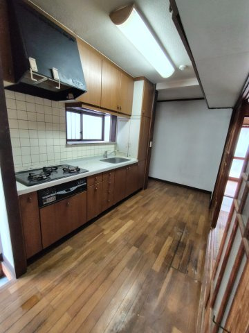 倉敷市白楽町中古住宅のキッチン|3口コンロ付きシステムキッチン