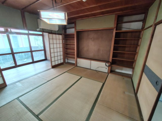 倉敷市白楽町中古住宅の和室|広い縁側付きの8帖和室