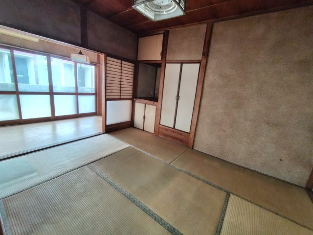 倉敷市白楽町中古住宅の和室|キッチンに隣接する縁側付きの6帖和室