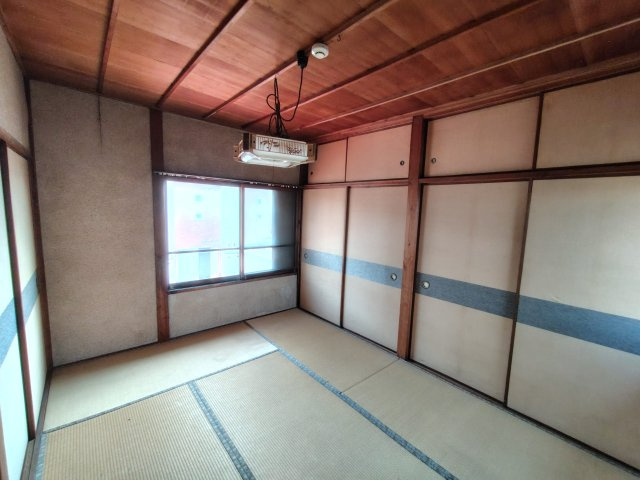 倉敷市白楽町中古住宅の和室|収納が充実している2F6帖の和室