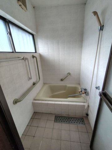 倉敷市白楽町中古住宅の浴室|窓付きのお風呂