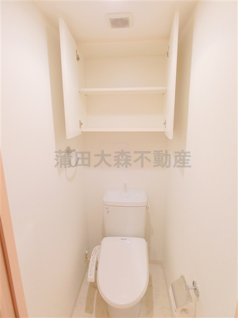 プラウドフラット蒲田Ⅱのトイレ|棚収納と温水暖房便座付のトイレ