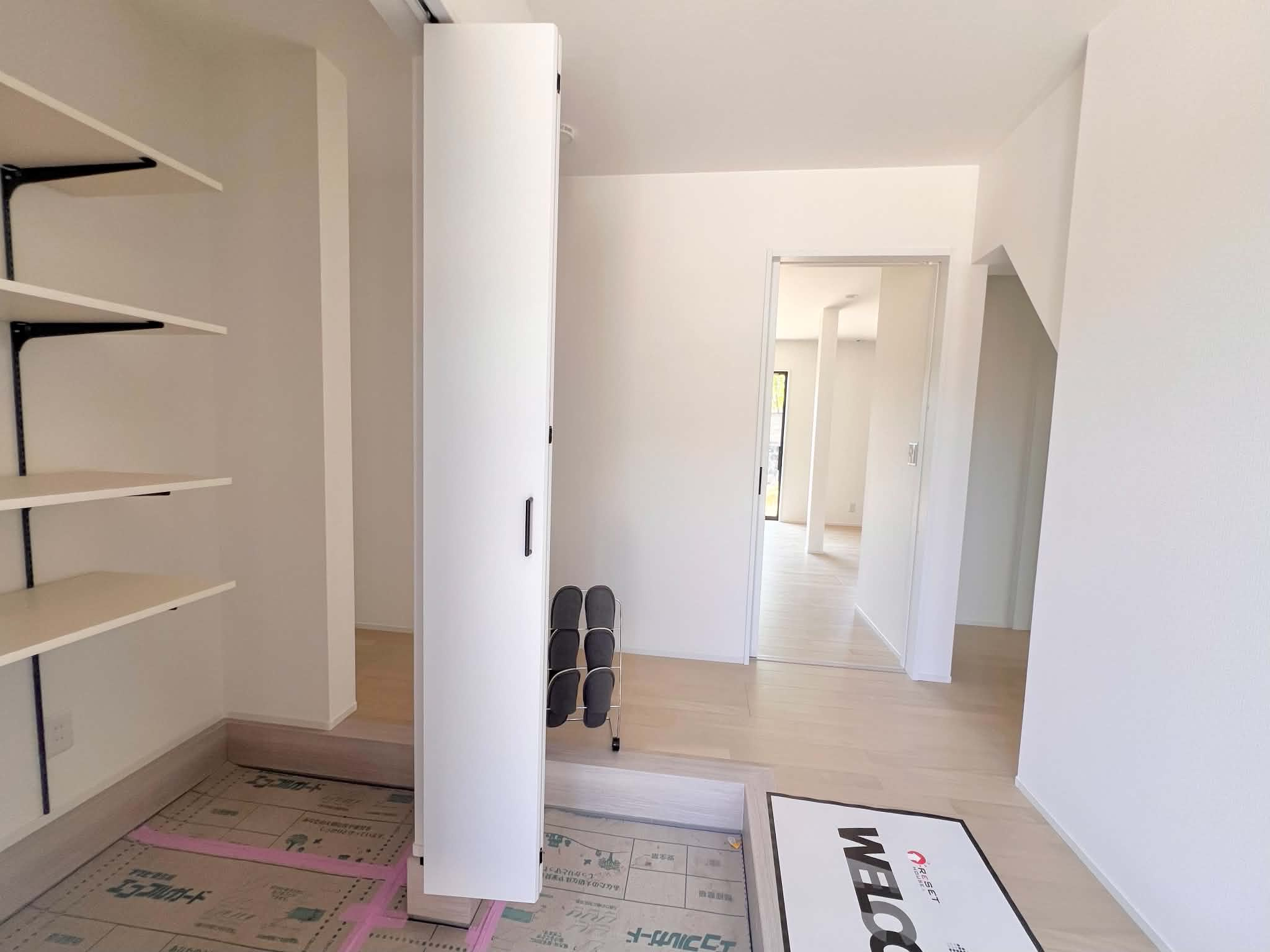 箱清水中古戸建の収納|シューズクロークからも出入り可能！使いやすそうな玄関周りです◎