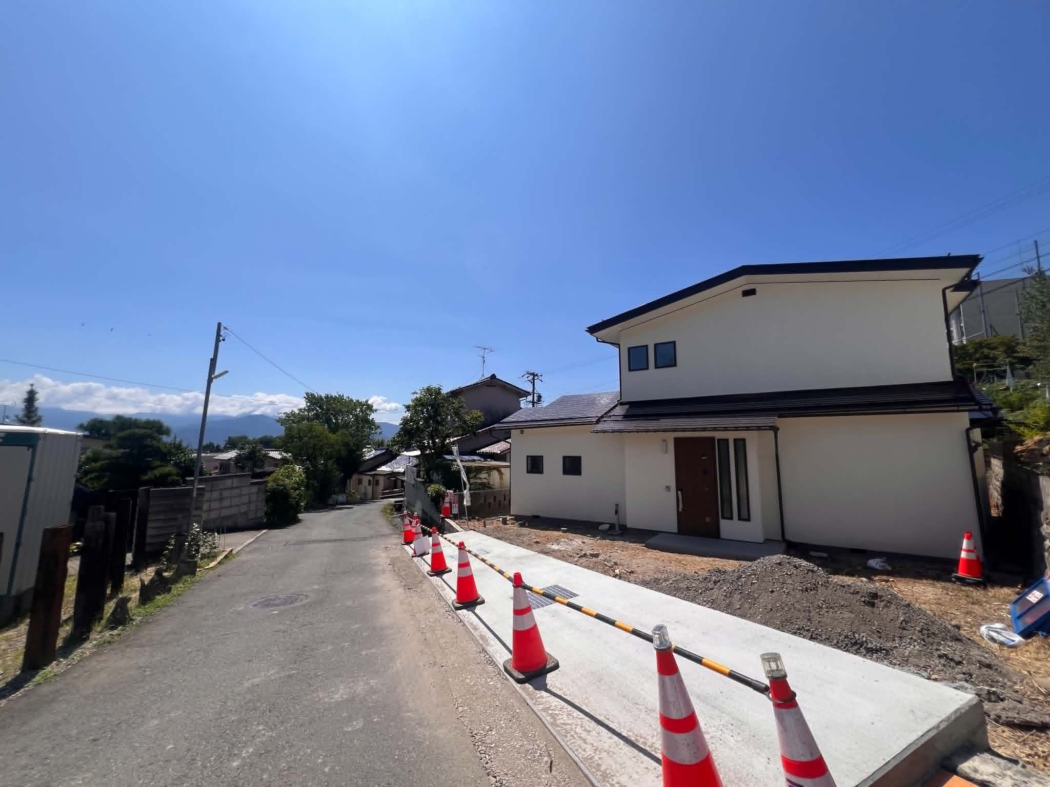 箱清水中古戸建の前面道路含む現地写真|高台ならではの眺望と、徒歩10秒の距離にゴミステーション。日々の事なので結構嬉しい？