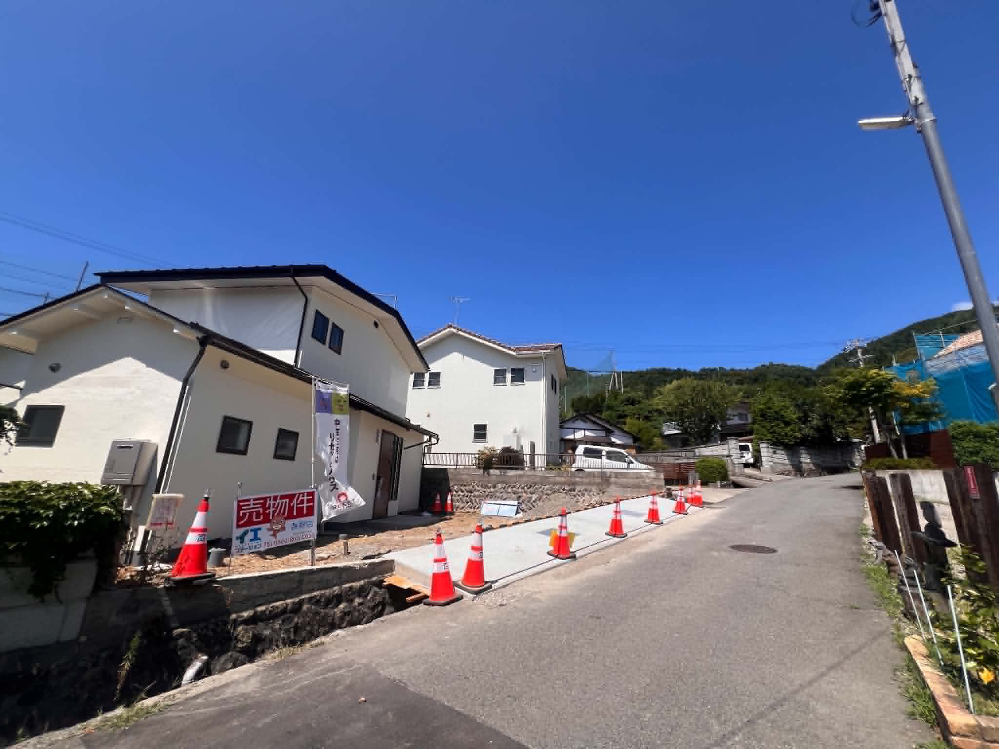 箱清水中古戸建の前面道路含む現地写真|車の出し入れがしやすい接道への！間口