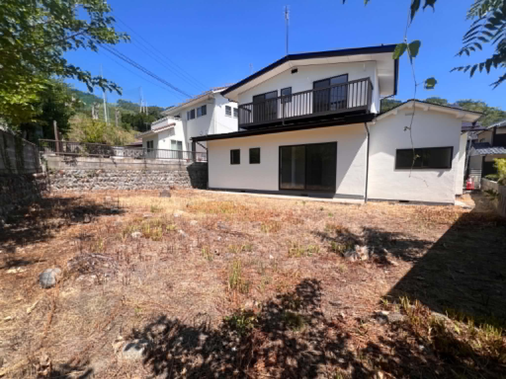箱清水中古戸建の庭|敷地の南側には広いお庭付き！バーベキューするもよし！プールを広げるもよし！使い方無限大です♪