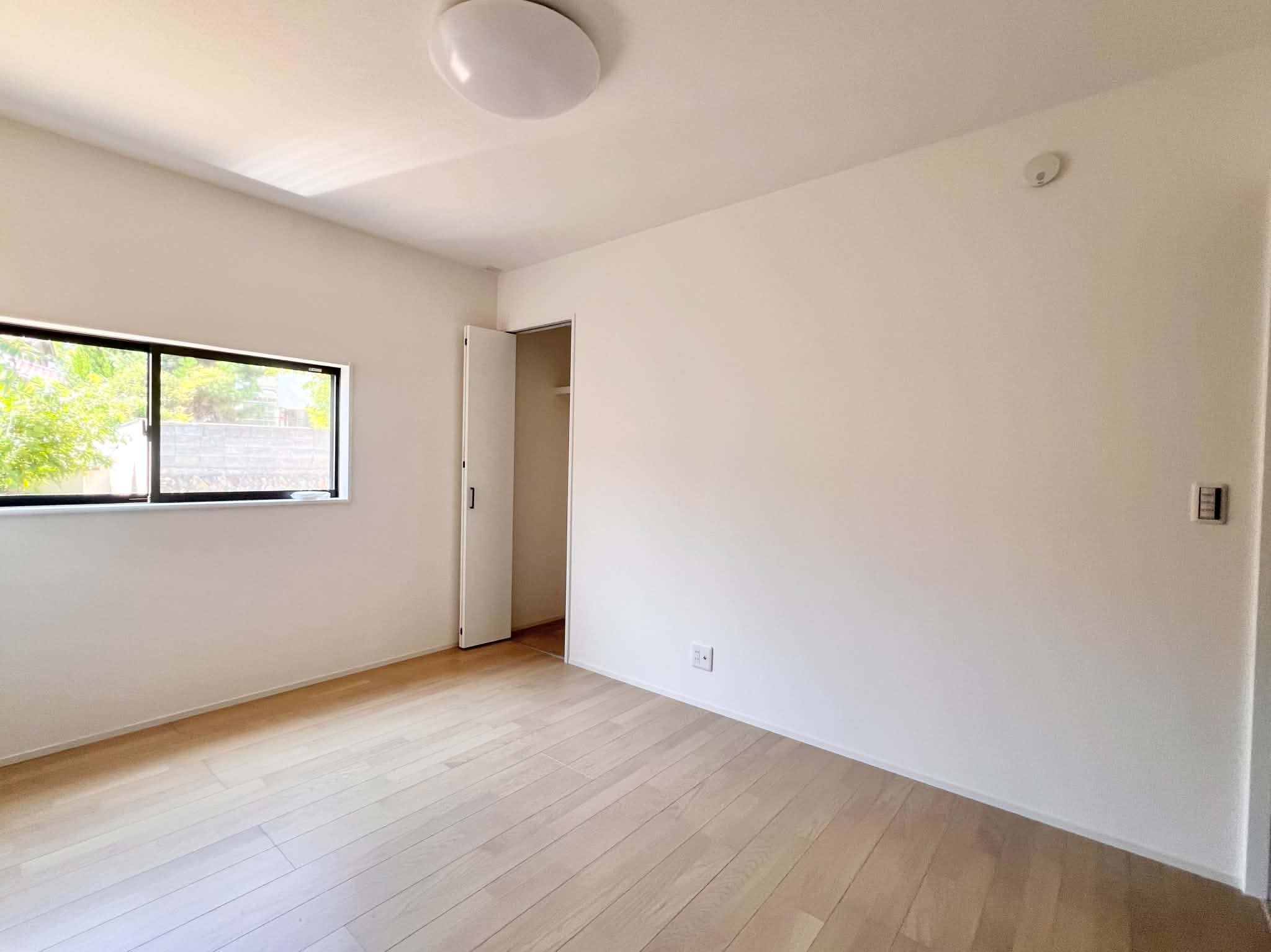 箱清水中古戸建の洋室|1階、東側の洋室。南側に窓があり明るい空間です！