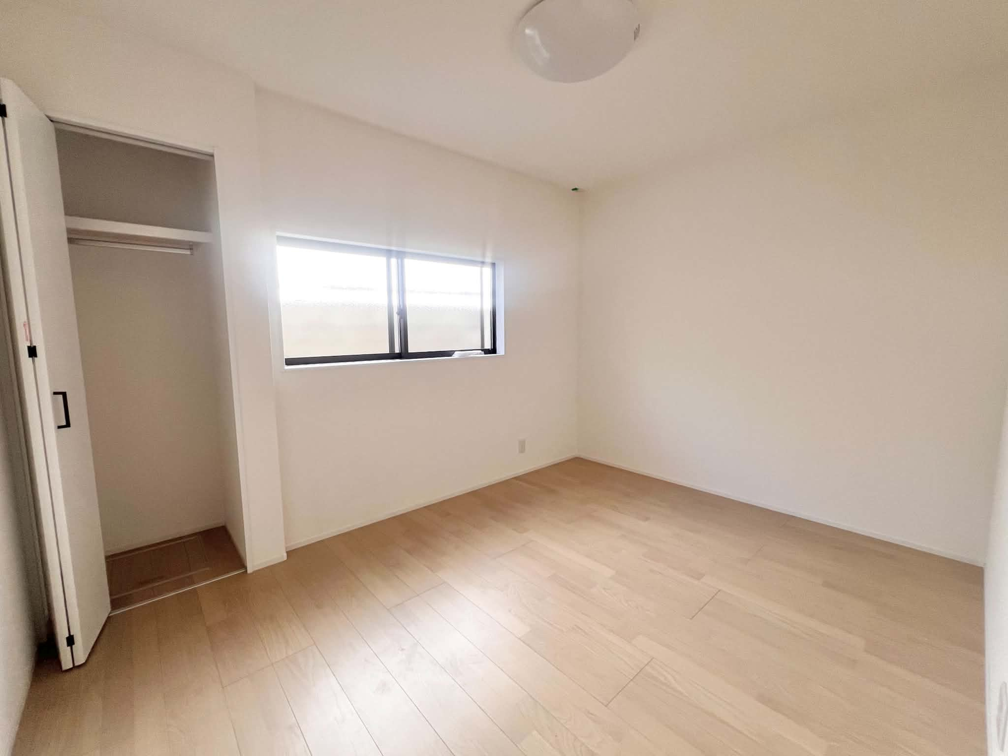 箱清水中古戸建の洋室|1階、北側の洋室。収納もあり家具配置しやすそうなお部屋！