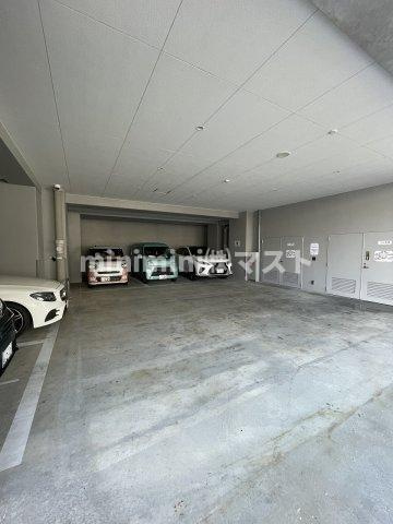 MELDIA CREST TAPP NAMBA-WESTの駐車場