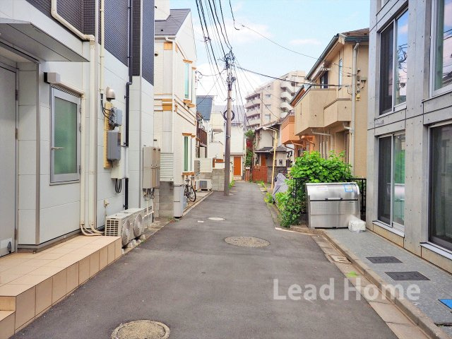 【前面道路含む現地写真】 | 渋谷区上原2丁目 | 交通量が少ない静かな前面道路です！小さなお子様がいるご家庭も安心して移動ができる落ち着いた環境♪