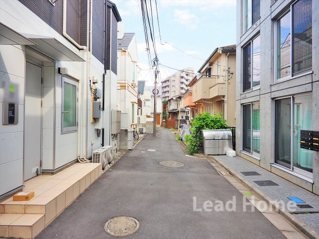 【前面道路含む現地写真】 | 渋谷区上原2丁目 | 車通りが少なくゆったりとした周辺道路です！静かな住環境で穏やかな毎日を過ごせるロケーションです！