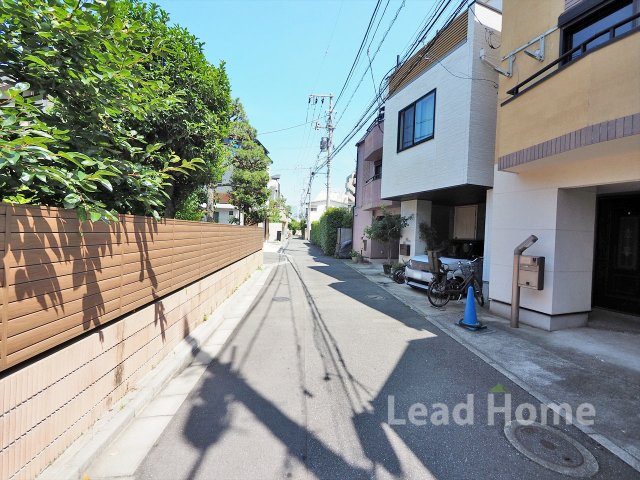 【前面道路含む現地写真】 | 渋谷区上原2丁目 | 周辺は車通りが少ない落ち着いた住環境です！小さなお子様がいるご家庭も安心して移動ができますね！
