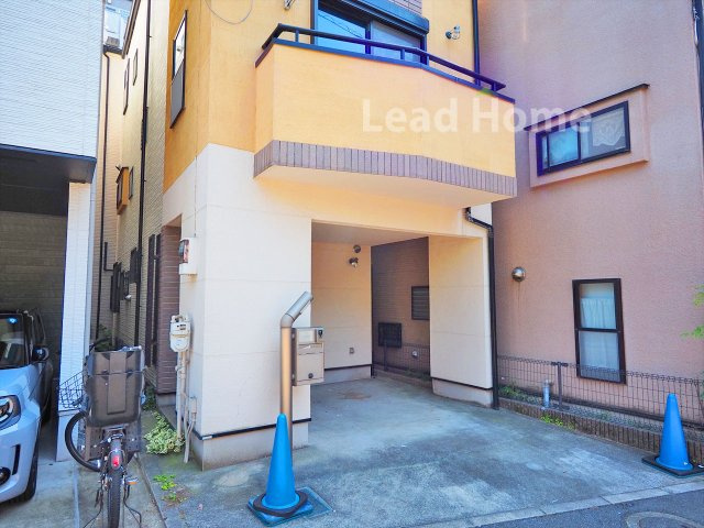 【外観】 | 渋谷区上原2丁目 | 車の通り抜けが少ないため静かで穏やかな住環境です！毎日の出入りや駐車も慌てずスムーズに行えます！
