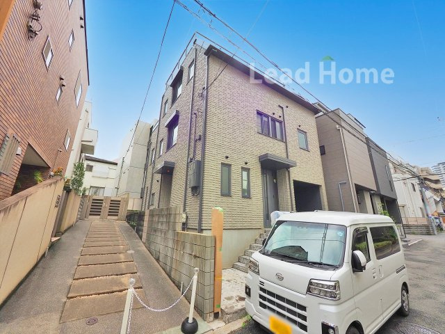 【外観】 | 渋谷区代々木3丁目 | 青空が大きく広がる日当たり良好なロケーション！ご家族でゆったりと落ち着いた毎日を楽しめます！