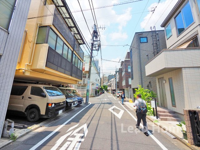 【前面道路含む現地写真】 | 渋谷区千駄ヶ谷3丁目 | 視界が開けた平坦な道路で歩行もラクラク快適です！毎日の徒歩通勤や買い出しもスムーズに行えます！