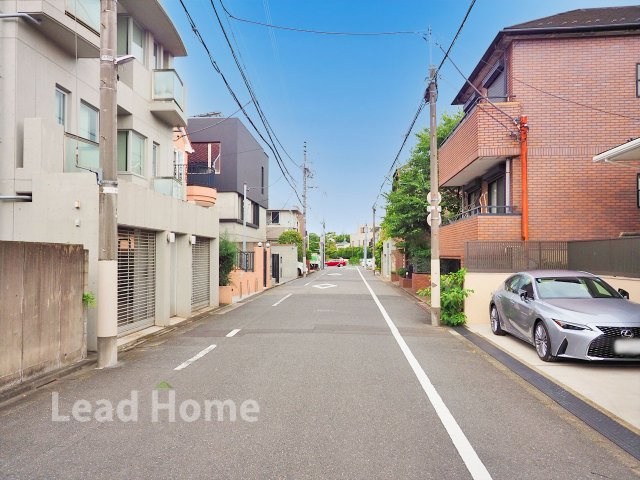 【前面道路含む現地写真】 | 渋谷区大山町 | 陽光がしっかり届く明るく開けた道路状況です！周辺環境に恵まれた静かな住宅エリアで過ごせます♪