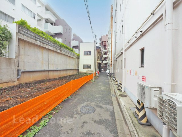【前面道路含む現地写真】 | 渋谷区鶯谷町 | 道路と敷地の段差が少なくスムーズに出入り可能です！毎日の通勤やお買い物時の荷物移動もラクラク行えます！