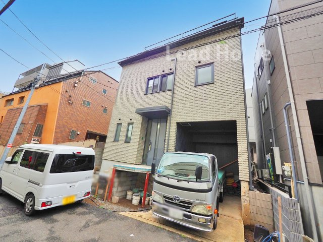 【外観】 | 渋谷区代々木3丁目 | 大切な愛車を雨風から守れるビルトインガレージ付き！小さなお子様を連れてのお出かけもスムーズ完了！