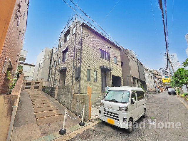 【前面道路含む現地写真】 | 渋谷区代々木3丁目 | 車通りが少なく落ち着いた周辺道路となっております！小さなお子様がいるご家庭も安心して移動が可能♪