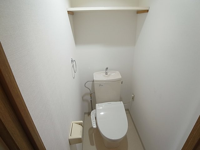神戸市兵庫区松本通６丁目の賃貸マンションのトイレ|上部に収納棚完備のトイレ
