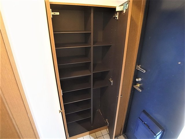 神戸市兵庫区松本通６丁目の賃貸マンションの玄関|大型シューズＢＯＸなので沢山収納できます