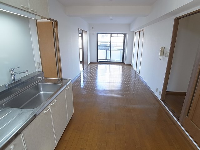 神戸市兵庫区松本通６丁目の賃貸マンションの居間・リビング|日当たり良好の広々リビングスペース