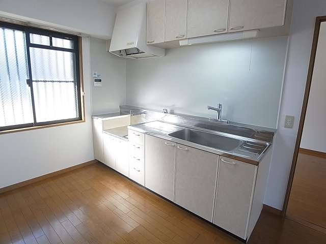 神戸市兵庫区松本通６丁目の賃貸マンションのキッチン|システムキッチン、3口ガスコンログリル付き