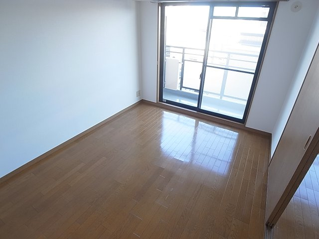 神戸市兵庫区松本通６丁目の賃貸マンションの内装|バルコニーに面した洋室6帖のお部屋