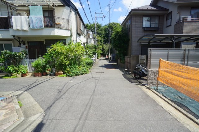 上目黒２　土地の前面道路含む現地写真|北西側公道　幅員約4.0m
南西側公道　幅員約4.0m