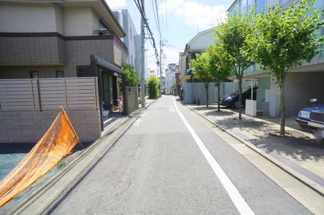 上目黒２　土地の前面道路含む現地写真|北西側公道　幅員約4.0m
南西側公道　幅員約4.0m