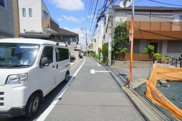 上目黒２　土地の前面道路含む現地写真|北西側公道　幅員約4.0m
南西側公道　幅員約4.0m